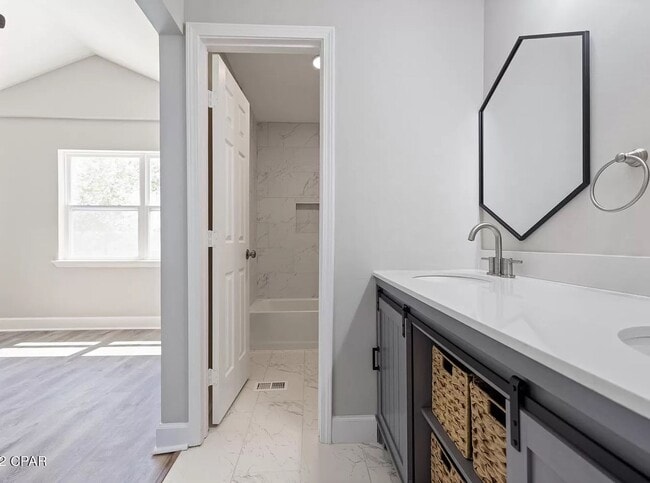 Building Photo - Beautifully Renovated 3B/2Bth Townhome