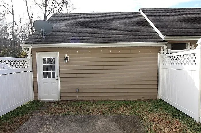 Building Photo - 7850 Heaton Way