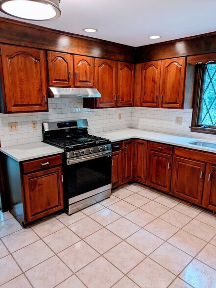 Building Photo - 867 Shaker Rd