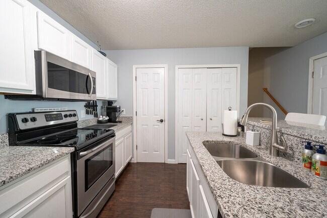 Building Photo - 7071 Quarry Ave NE