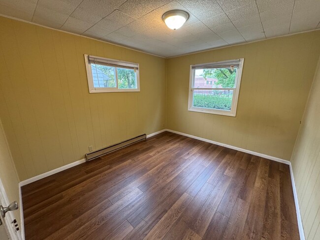 Building Photo - 3 Bed, 1 Bath in South Bend IN. ACCEPTING ...