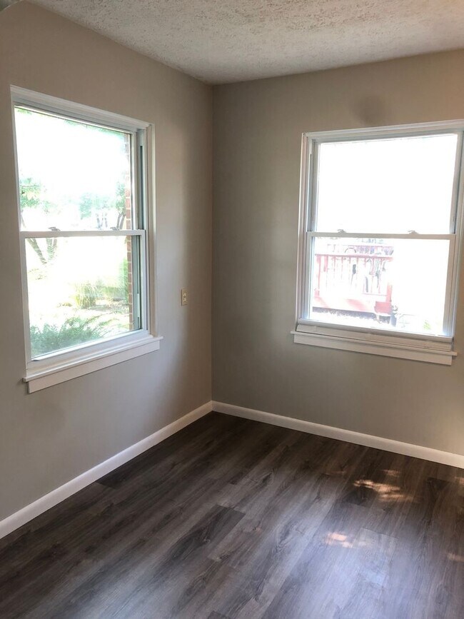 Building Photo - 3-Bedroom Home in a Charming Neighborhood!