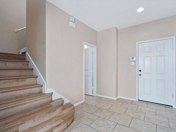 Building Photo - 904 Lonesome Lilly Way