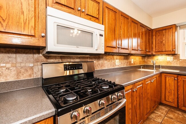 Building Photo - Spacious 4-Bed, 2.5-Bath Split-Level Home