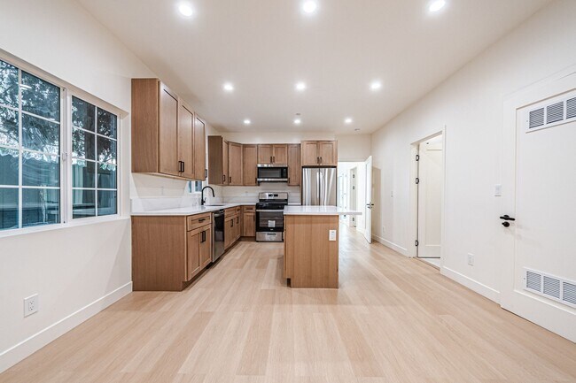 Building Photo - Modern 3-Bedroom in Prime Location | One M...