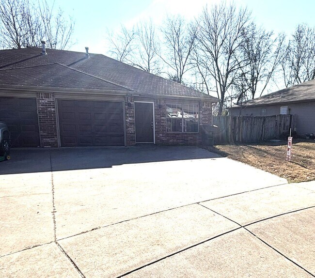 Building Photo - 1673-1675 E. Evalyn Circle