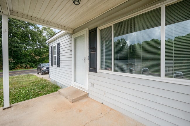 Building Photo - 1043 Mountain Crest Dr