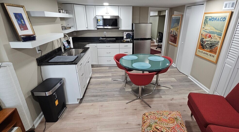 Building Photo - 4633 Kernwood Ave