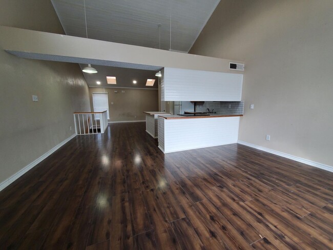 Building Photo - Wonderful Townhome in Irving