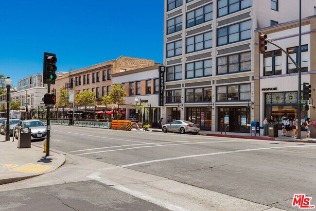 Building Photo - 125 N Raymond Ave