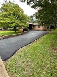Building Photo - 2b/1b Duplex