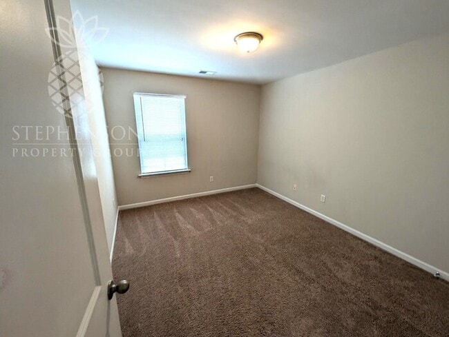 Building Photo - 4 bedroom 2.5 bath