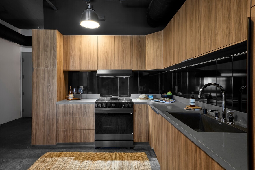 Building Photo - 1855 Industrial St