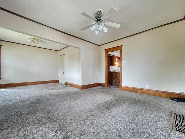 Building Photo - Huge 4 BR / 2 BATH Home | Central Air | Appliances + Washer/Dryer | 2 Car Garage | Eat in Kitchen