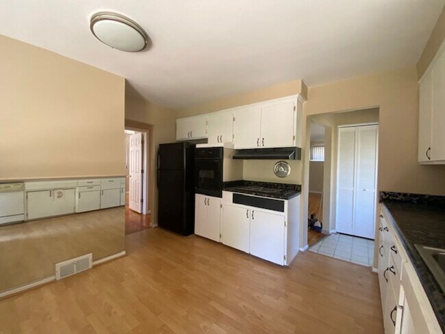 Building Photo - ADORABLE 3 BED 1 BATH RANCH IN LIVONIA ---...