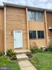 Building Photo - 1010 Commanders Way N