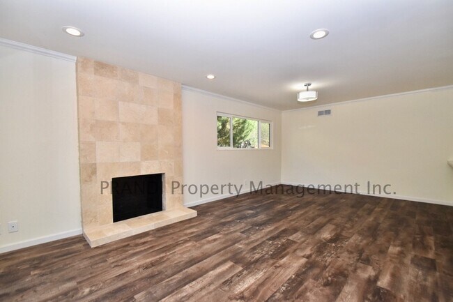Building Photo - Beautifully Remodeled, 4 Bedroom/2 Bathroo...