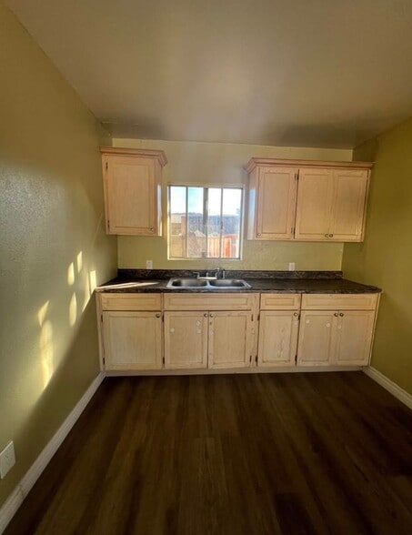 Building Photo - 539 S 5th Ave