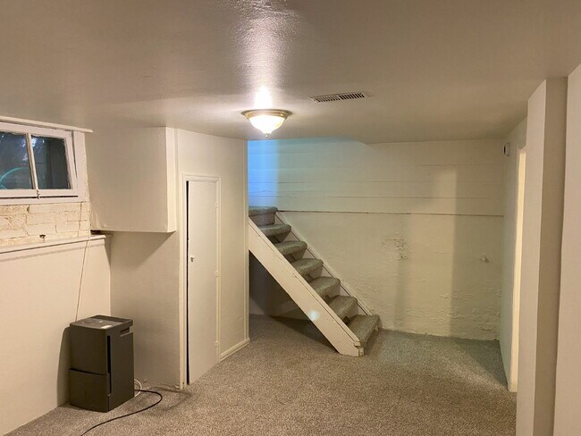 Building Photo - "Charming 2-Bedroom Haven in the Heart of ...