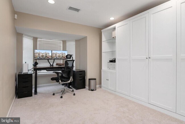 Building Photo - 8961 Town Center Cir