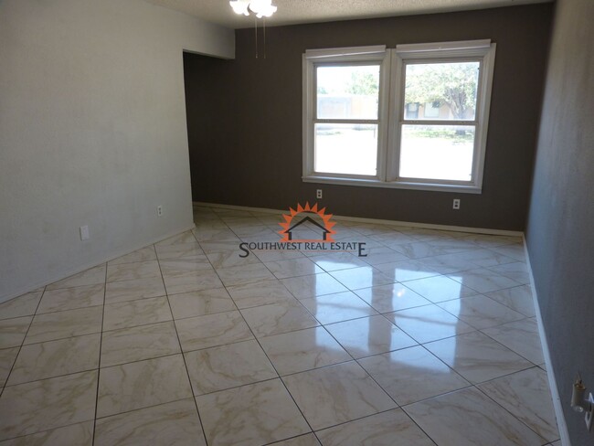 Building Photo - 3 Bed 2 Bath House