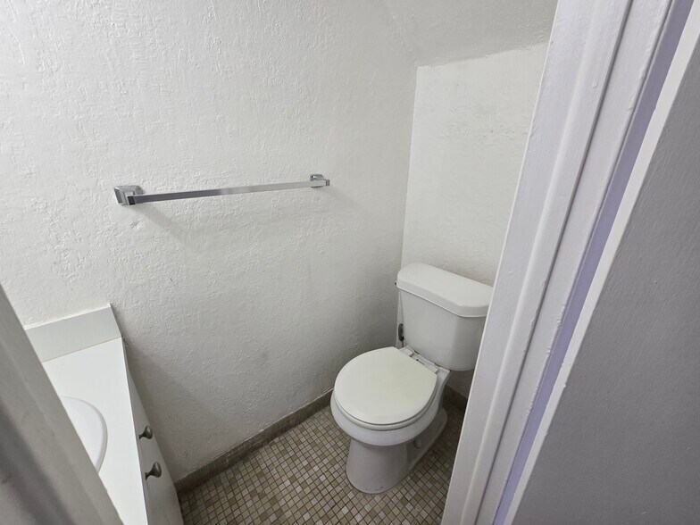 Building Photo - 1305 W 53rd St