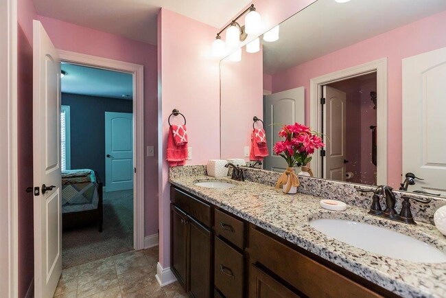 Building Photo - Beautiful corner-lot townhome in the heart of Beaumont Park