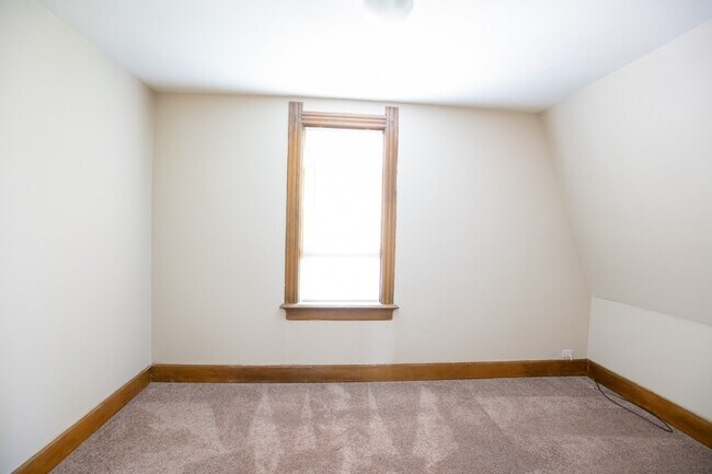 Building Photo - 1020/1022 E Center Townhouse, Riverwest, E...