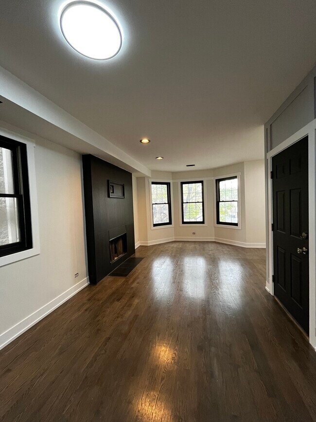 Building Photo - 3316 N Damen Ave