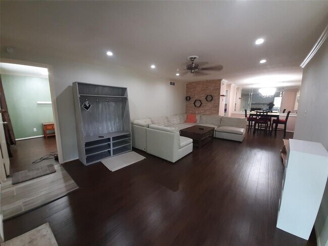 Building Photo - 9700 Leawood Blvd