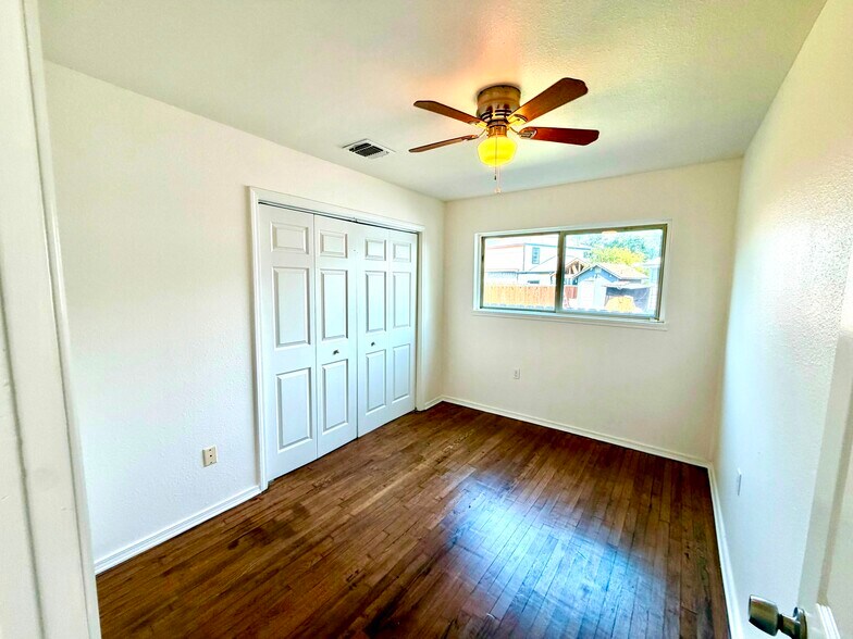 Building Photo - 515 Bangor Dr