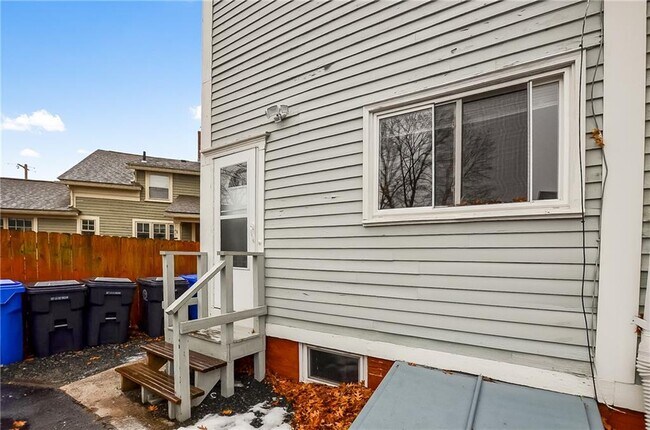 Building Photo - 292 Pleasant St