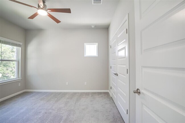 Building Photo - 1301 Low Branch Ln