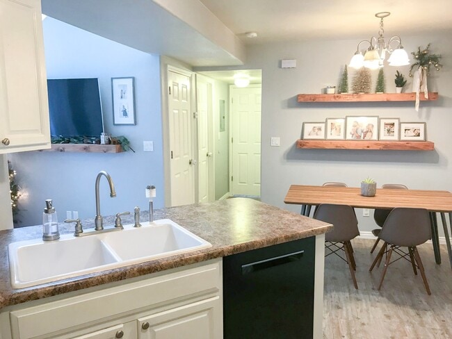 Building Photo - 3 bedroom, 2 bath townhome, end unit, grea...