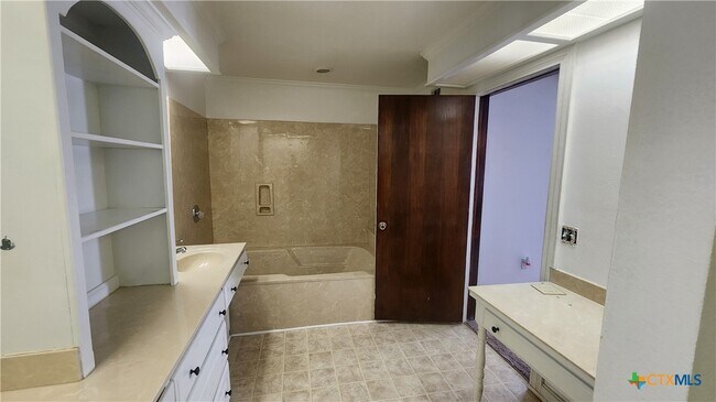 Building Photo - 716 Center Cir