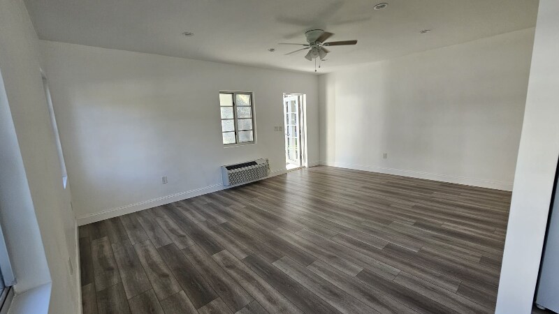 Primary Photo - 916 W 42 St