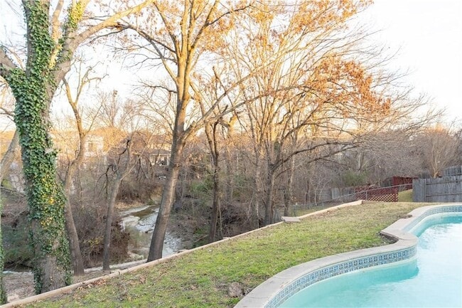 Building Photo - 310 Overland Dr