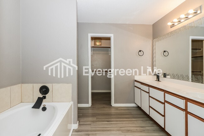 Building Photo - 15814 Sheldon Ridge Way