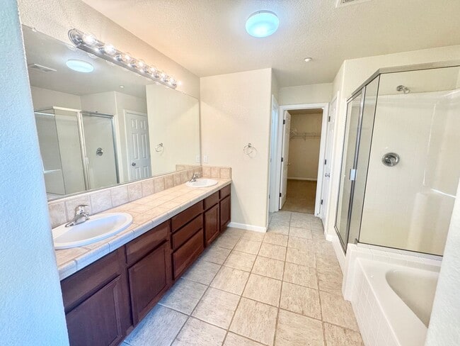 Building Photo - Lovely 2 Story Home In East Woodland In Great Location