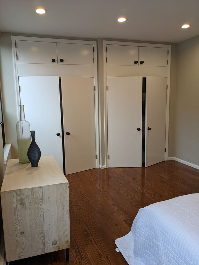 Building Photo - Kenmore Square recently renovated x-large 1 bedroom with parking for June 1!