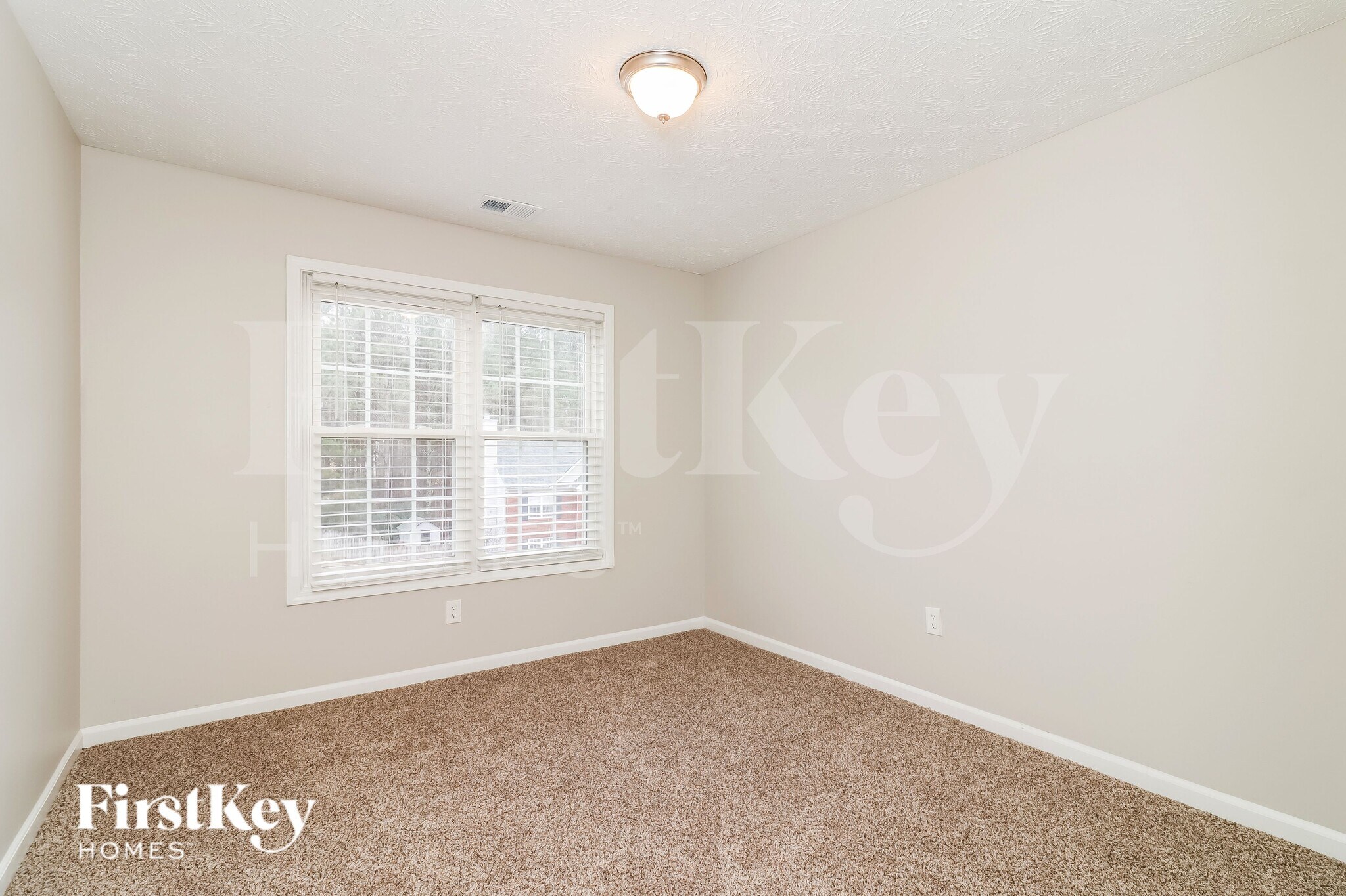 Building Photo - 1627 Eagle Dr