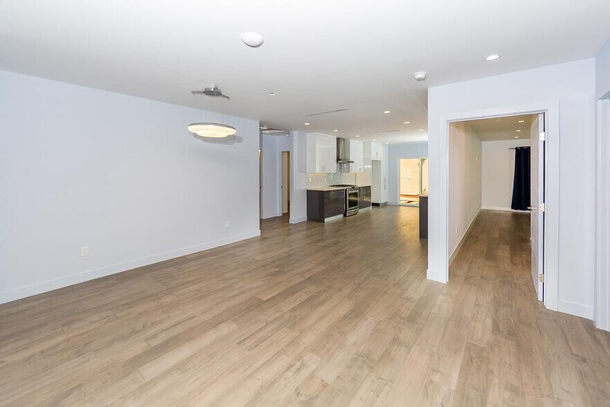 Building Photo - 6850 Encino Ave