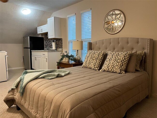 Building Photo - 2535 N MacGregor Way