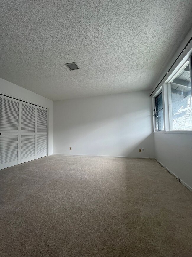 Building Photo - Updated 2-story TH with front yard & back ...