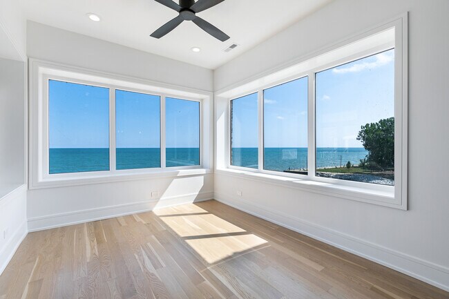 Building Photo - 7729 N Eastlake Terrace