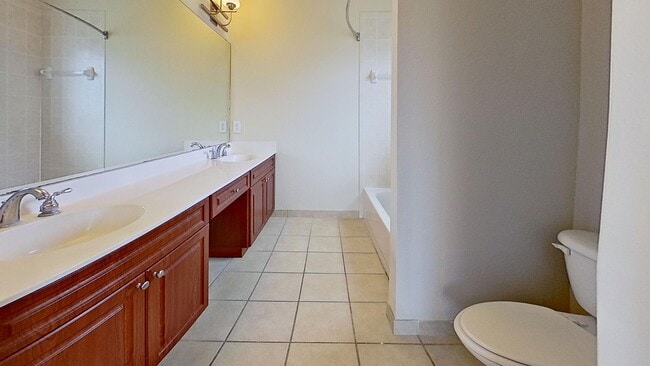 Building Photo - Beautiful Townhouse Style Apartment availa...