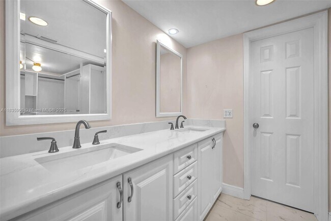 Building Photo - 250 E Royal Palm Rd