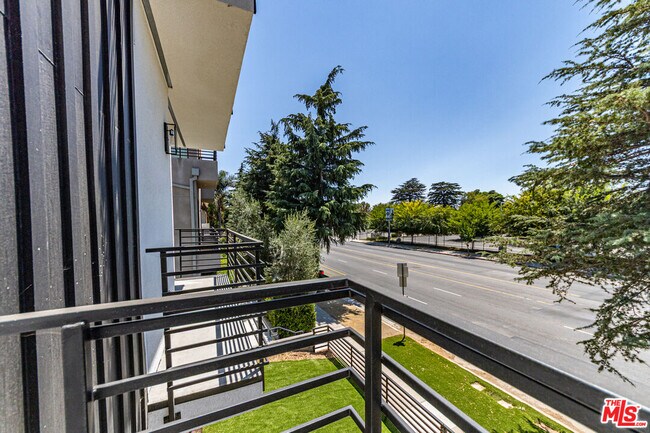 Building Photo - 6702 Balboa Blvd