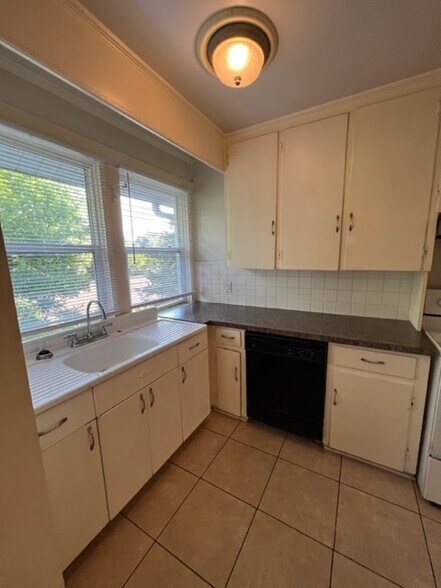 Building Photo - 1425 W Academy St