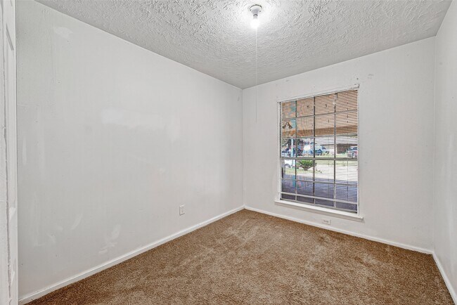 Building Photo - 4632 Greenwood Dr